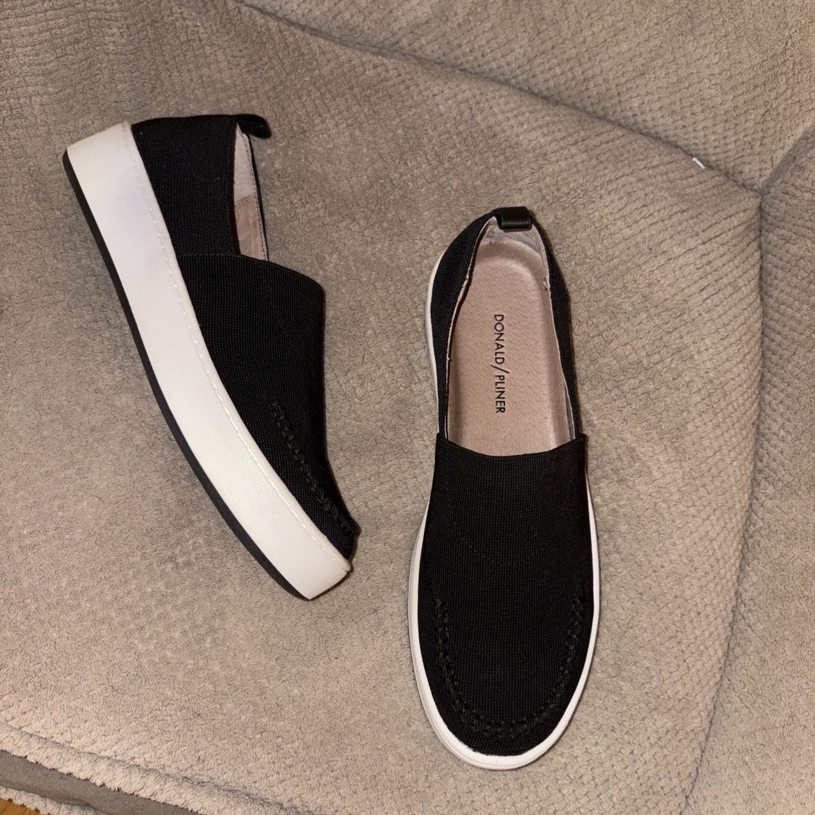 Donald Pliner Cory Slip On Sneakers Shoe Size 9.5 M Black Stretch Knit NWOB