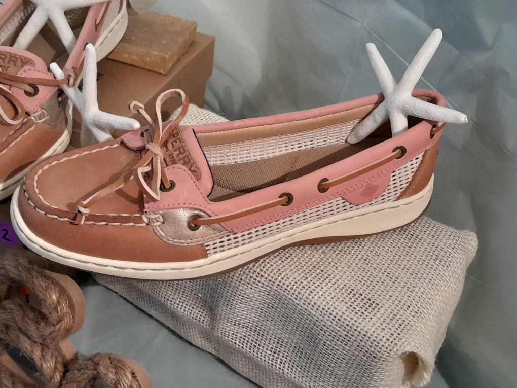 NEW ♡WOMAN♡ SPERRY  SIZE 7.5- 8.5