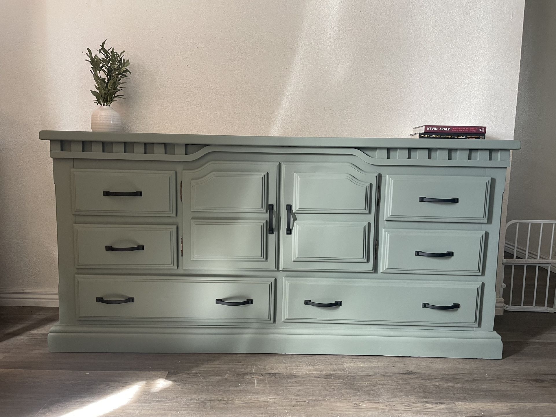 Beautiful 6 Drawer Dresser With Shelves