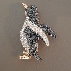 Elegant penguin-shaped brooch