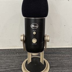 Blue Yeti Professional Multi-Pattern USB Condenser Microphone