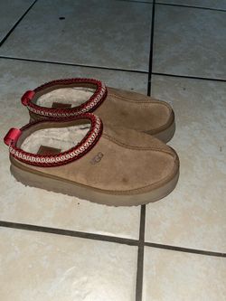 Size 7 Ugg crocs