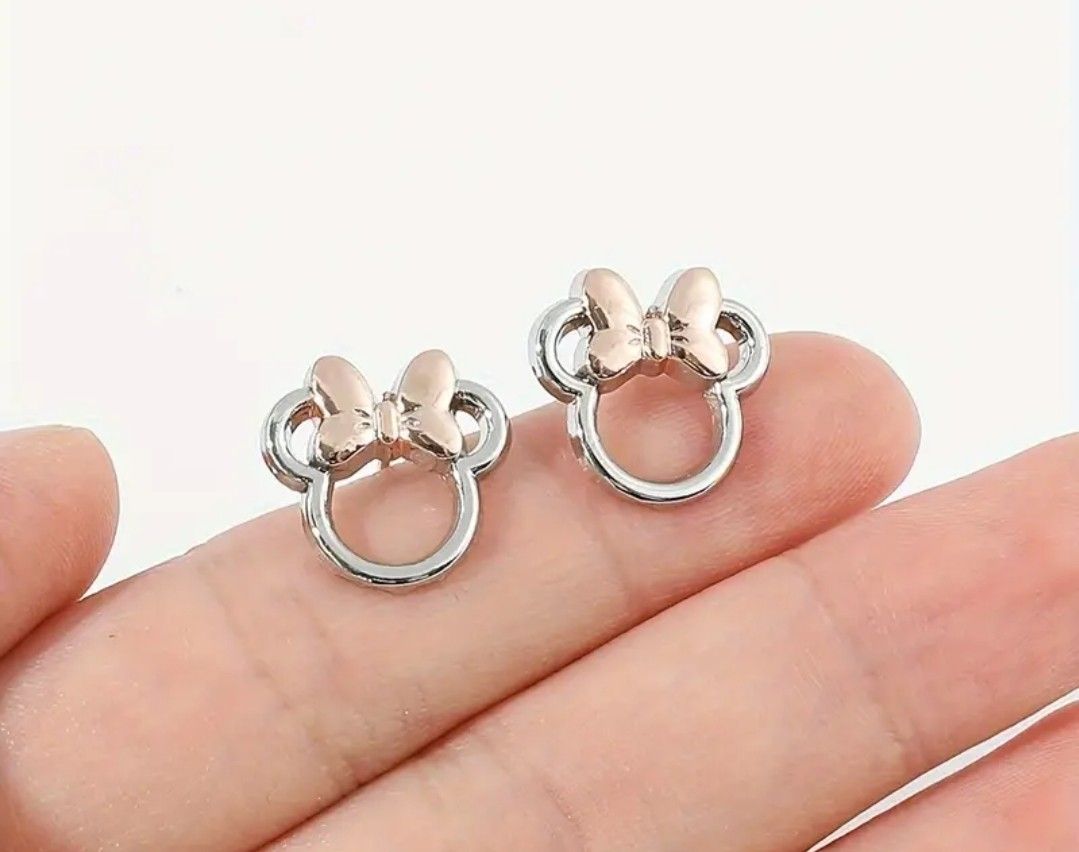 Minnie Mouse Earrings... Aretes. Silver tone