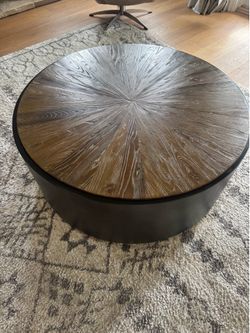 Round coffee table, Pottery Barn. Great condition