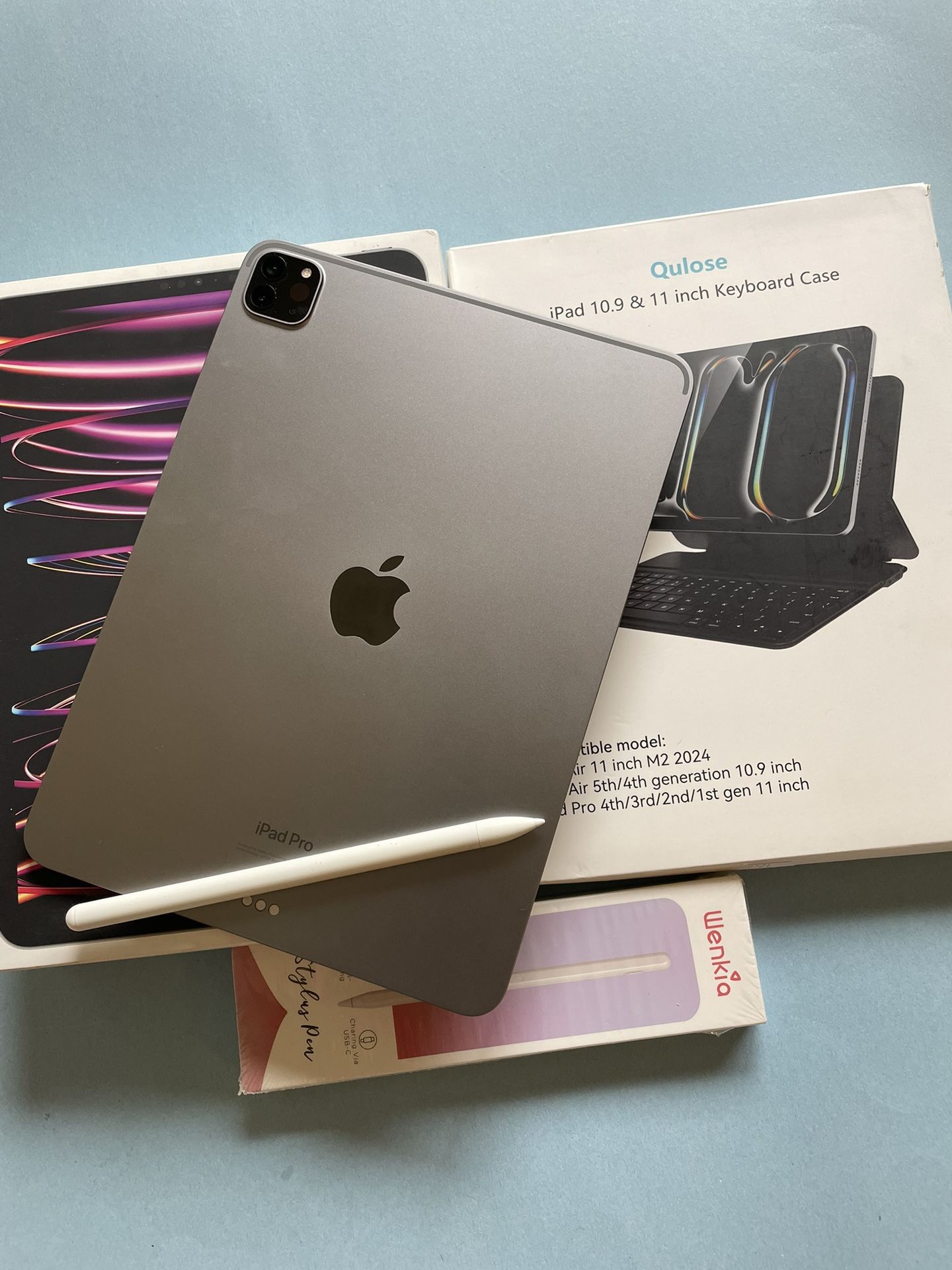 Apple iPad Pro 11” 4th generation (M2 Chip) 128GB with box, keyboard and pencil