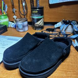 Woman’s Uggs Black Goldenstar Clog