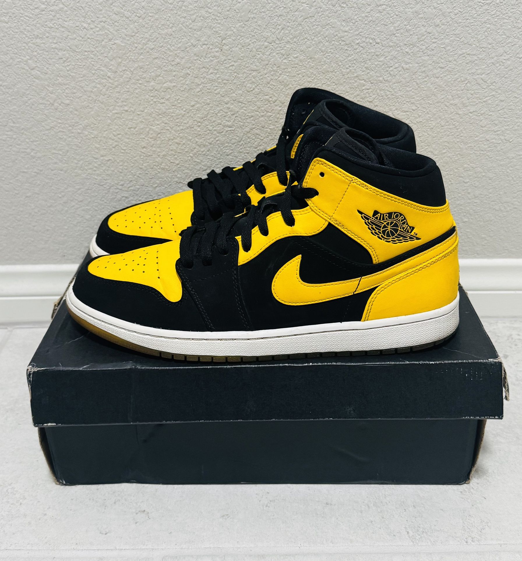 Jordan 1 Retro Mid ‘New Love’ 2017 Sz 11.5M