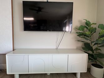 Guyii Modern White TV Console / Media Cabinet – Excellent Condition