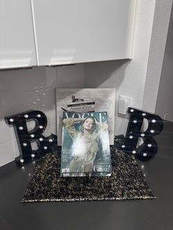 VOGUE Magazine April 2025 Issue With Model Gigi Hadid Cover (Authentic)