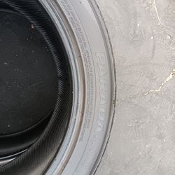 2 llantas 285 45 R22 Yokohama parada