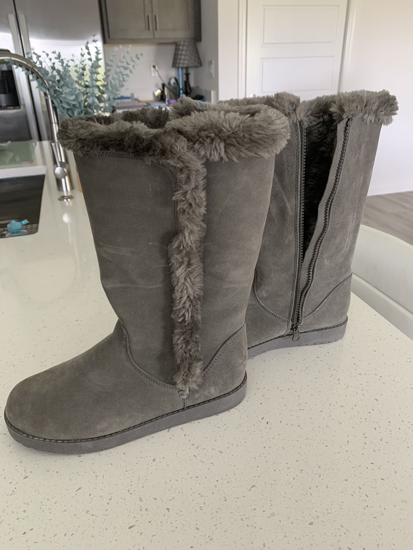 Boots Ladies Sz 8 Grey