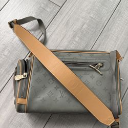 Louis  grey monogram messenger bag