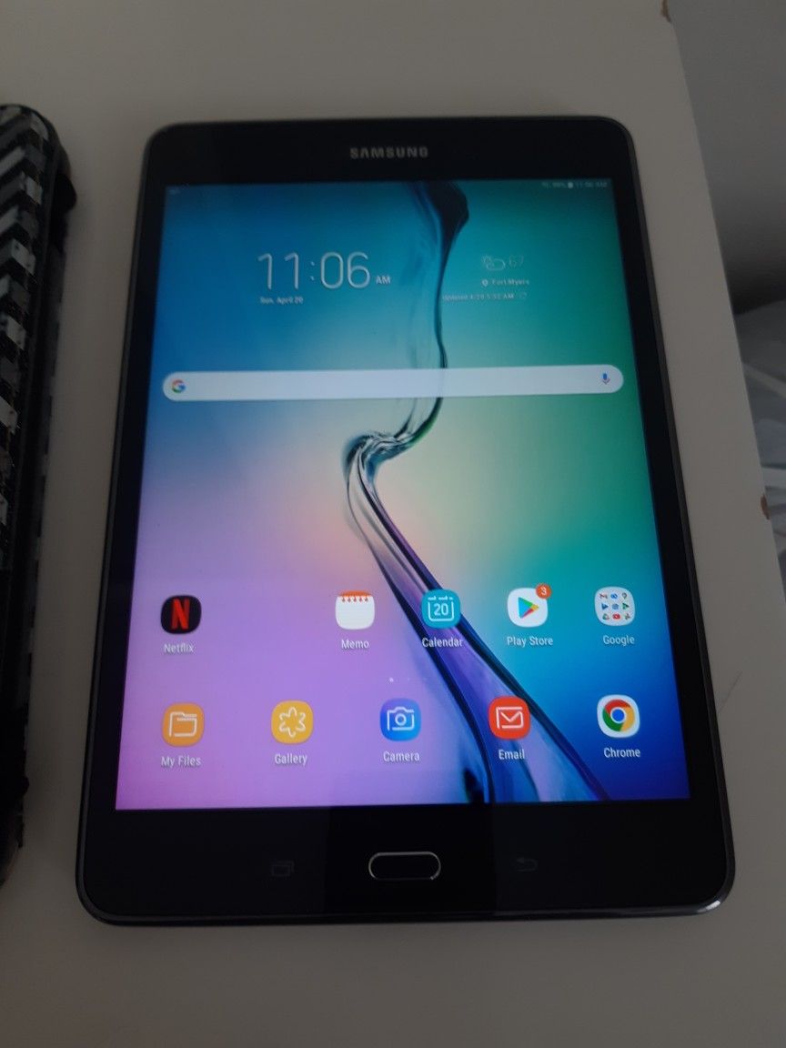 Samsung Tablet 16GB, 8" Rareky Used In Good Condition