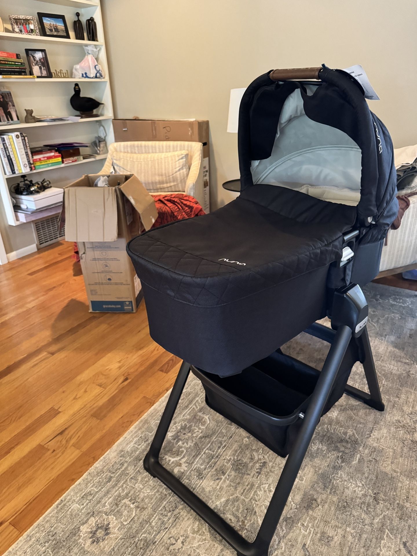 Nuna Mixx Series Bassinet & Stand