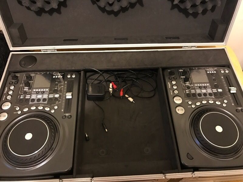 2 American audio cdi500 cdjs and flight case for trade for Dj speakers and amp