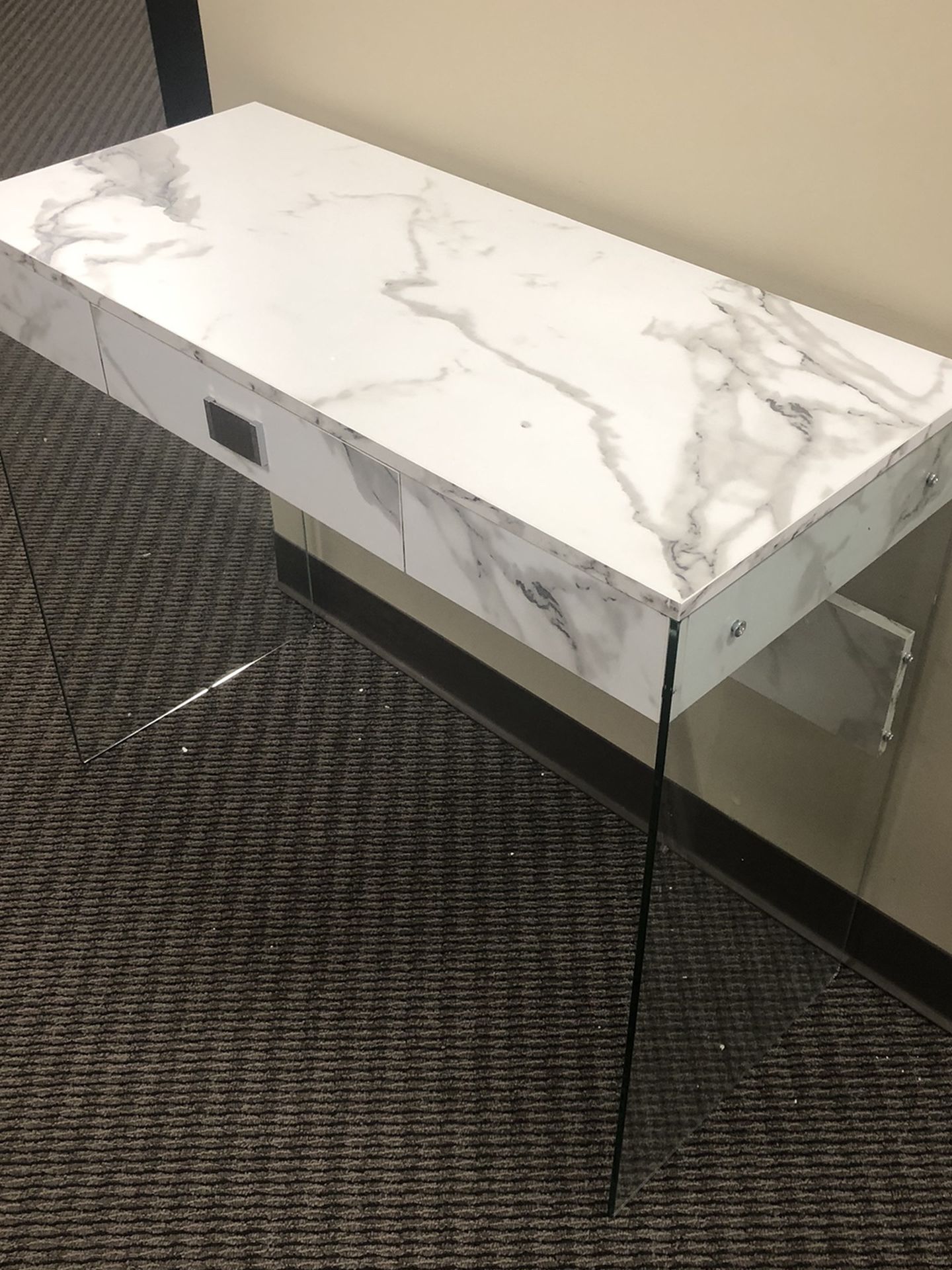 Floating Desks With USB Port - BRAND NEW - Photo Ad Sample And Fully Assembled