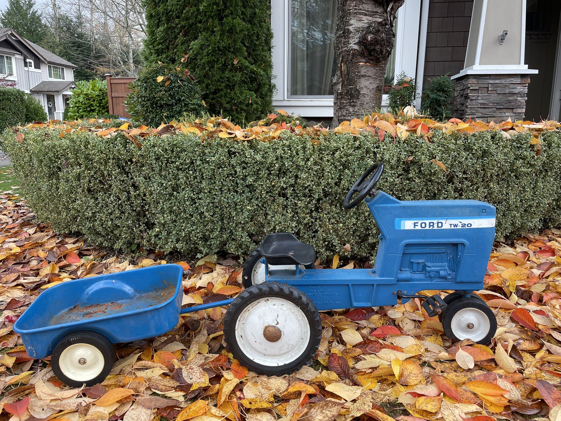 Ertl Ford TW20 Pedal Tractor With Trailer
