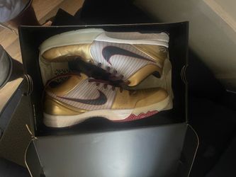 Kobe 4 gold medal,,, size 12