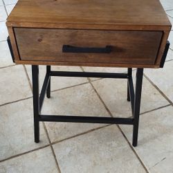 SIDE TABLE/NIGHT STAND 