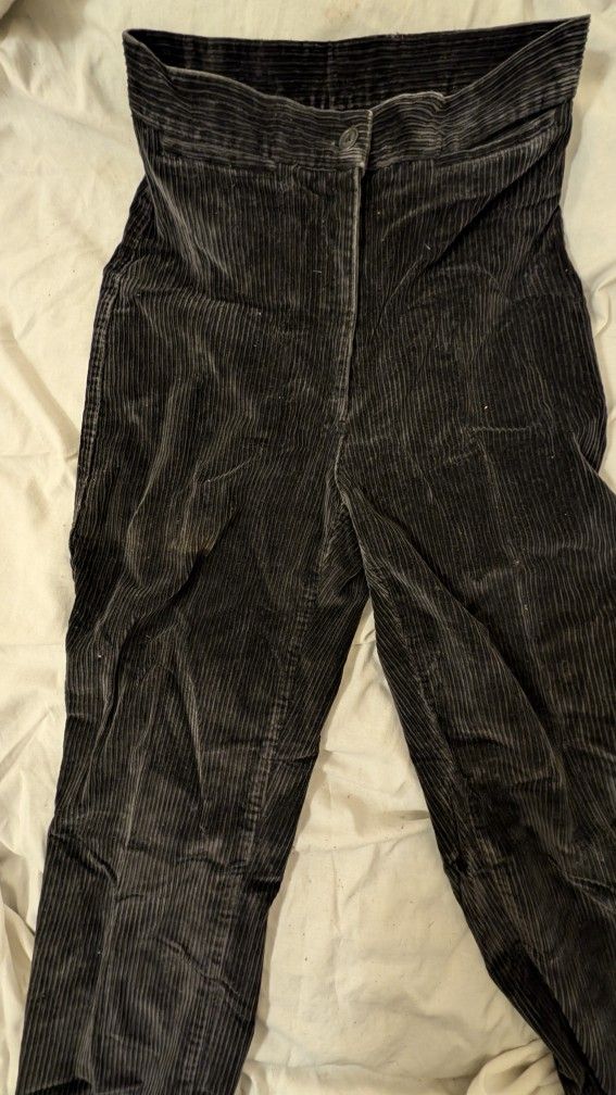 Womens Liz Claiborne Lizsport Size 4, Black Wide Wade Corduroy Pants. 81% Cotton, 10% Rayon, 7% Polyester, 2% Spandex. Waist 26, Inseam 29. Two Change