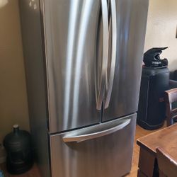 LG Refrigerator With Freezer 