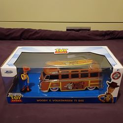 Jada Toys 1962 Volkswagen T1 Bus w/ Woody Figure 