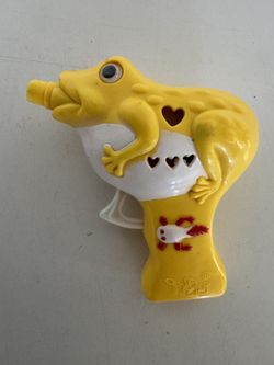 Children's toy water gun (shaped like a frog 🐸).