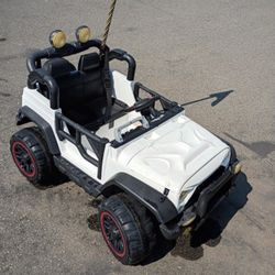 Kids Power Wheels White Jeep 