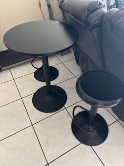 Mesa y 2 Bancos Giratorios y Ajustables