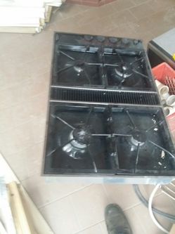 Stove Top with a doundraft exost