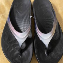 Oofos Woman Slippers Size 9