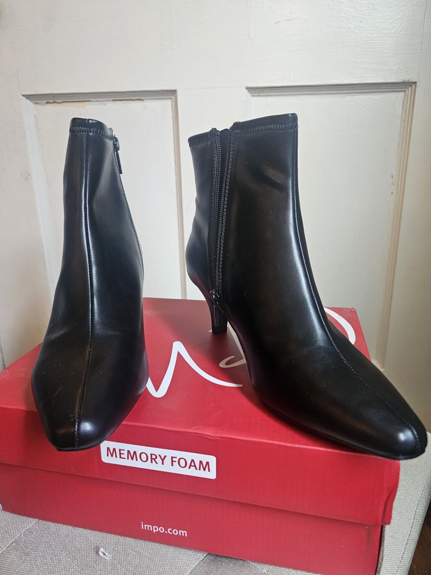 Women's Shoe Lot Size 8 WIDE
