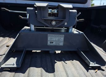 B&W 5th wheel trailer hitch