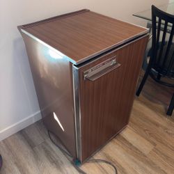Vintage Fridgidaire mini fridge! 