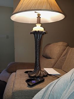 2 Vintage looking lamp I'm saying vintage cuz they look old