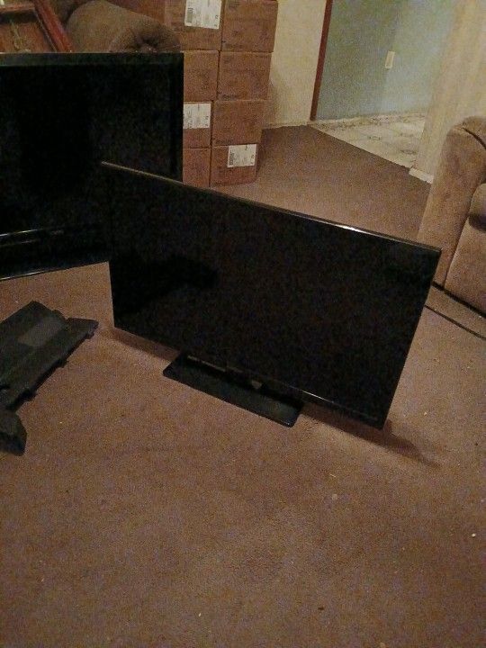Insignia Television 32 Inch LED 720p HD W/ Built In DVD Player