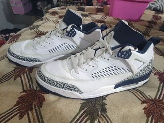 Jordon mid top basketball shoes