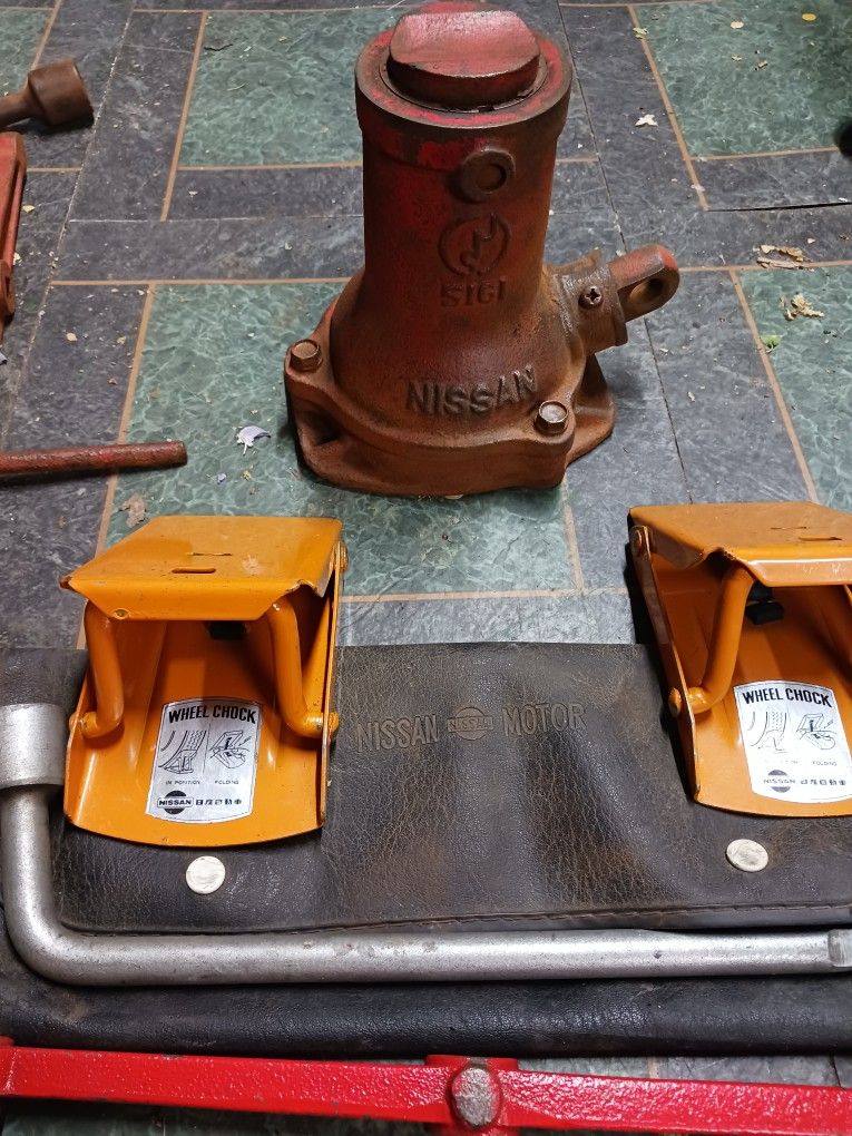Datsun Jack & Wheel Chocks