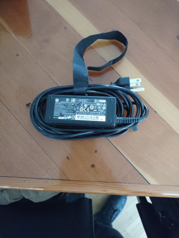 HP Laptop Adapter P/N 744481-001