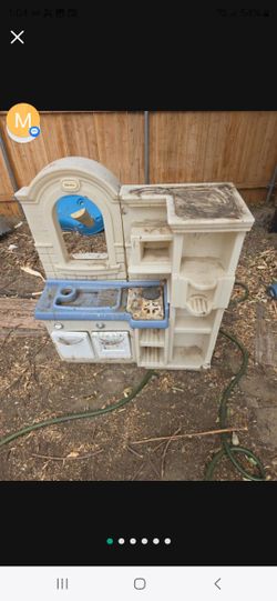 Free outdoor kids kitchen. Needs a good cleaning