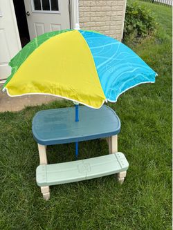 Step 2 Pinic table with Umbrella
