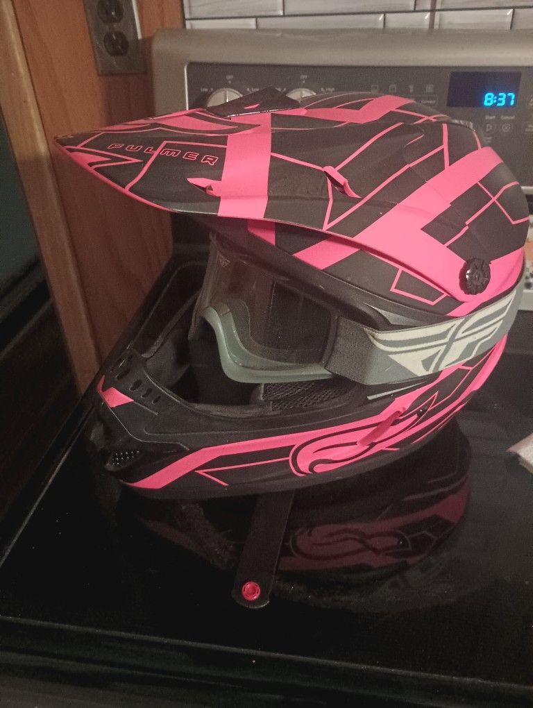 Fulmer Woman's Riding/Racing Helmet w/Goggles
