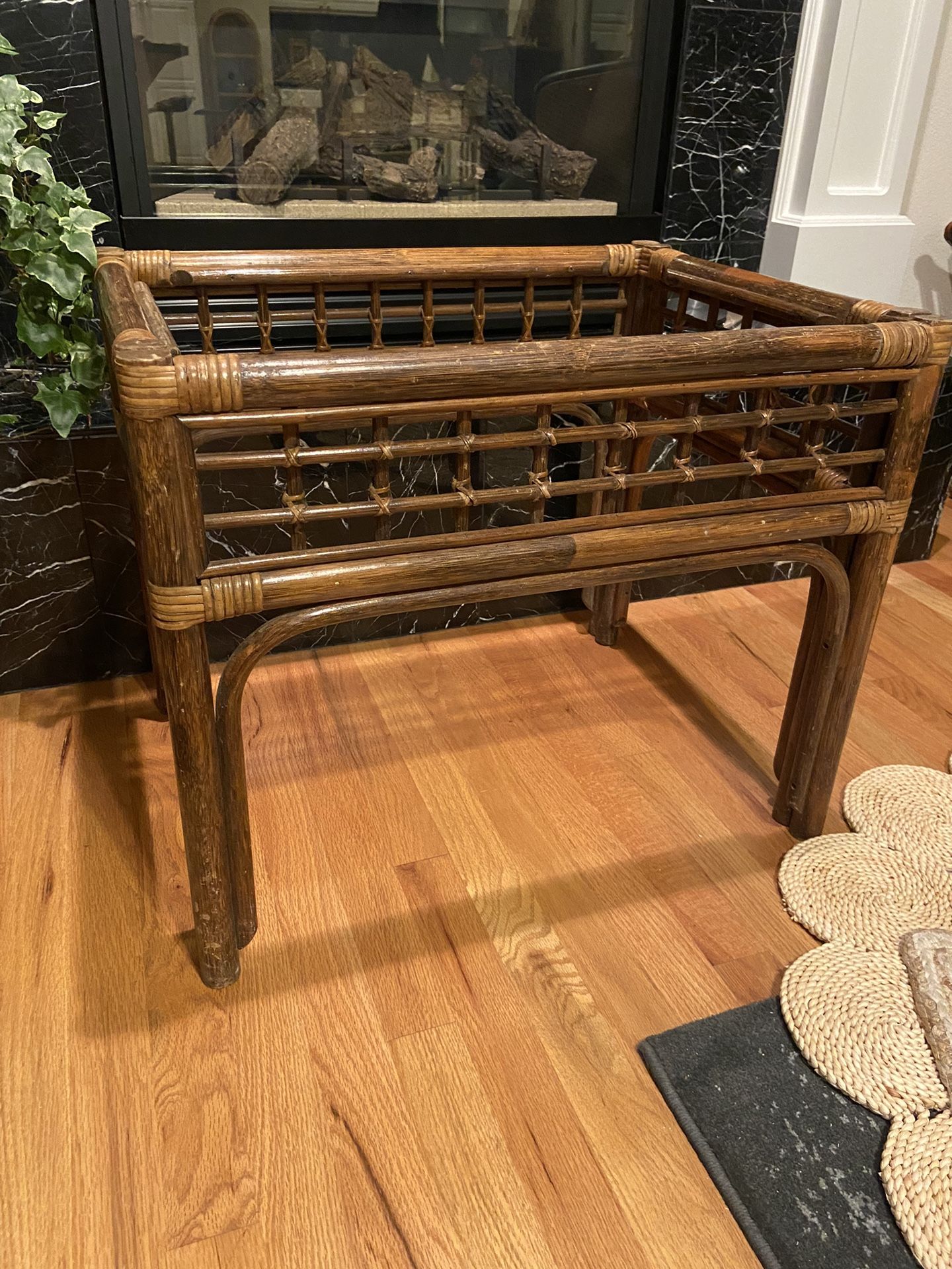 vintage bamboo side/end table ( No Glass)