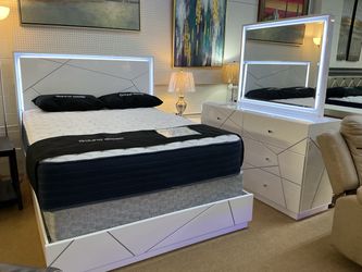 4pc Queen Bedroom Set $1,799.99