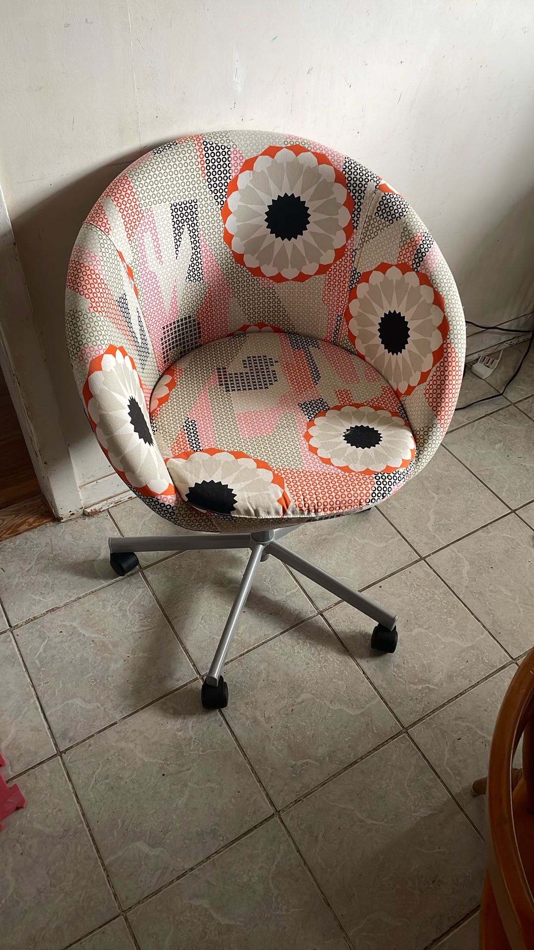 Swivel Rolling Chair