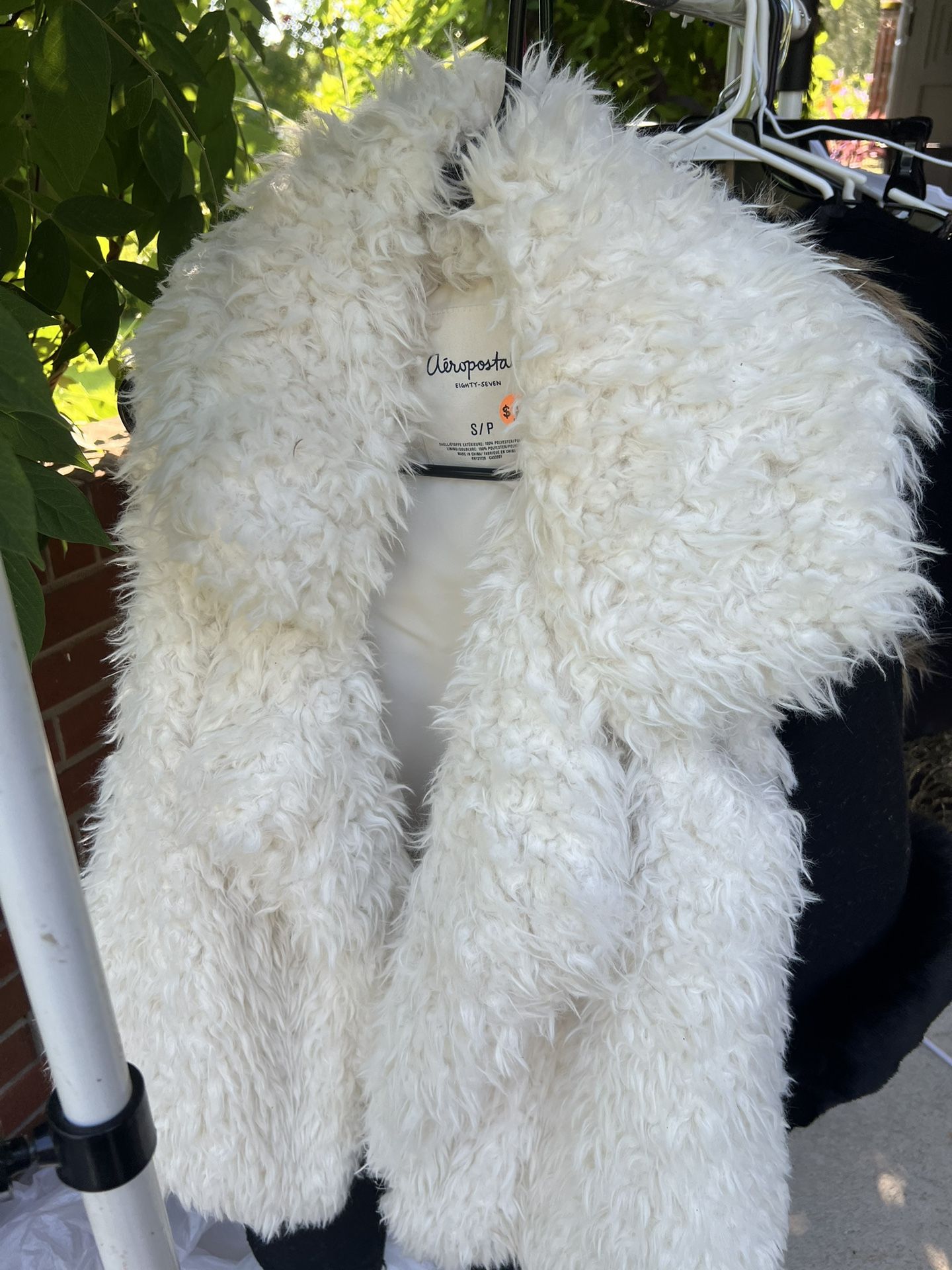 PreOwned Aėropastale Ivory Faux Fur Vest Size Small