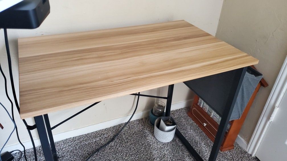 Small Desk, Excellent Condition Like New