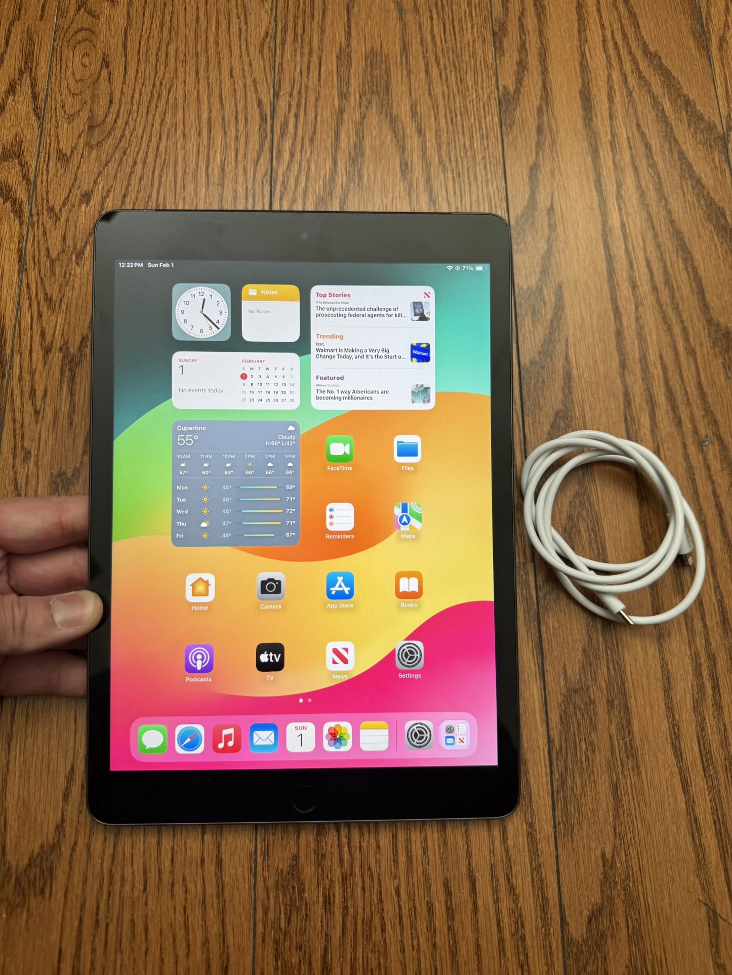iPad 9th gen 2021 64GB Gray with charging cable