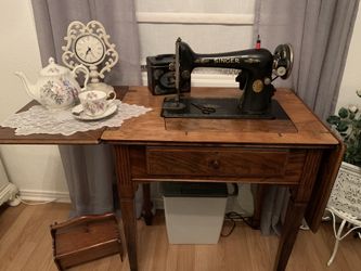 1920 Vintage sewing machine