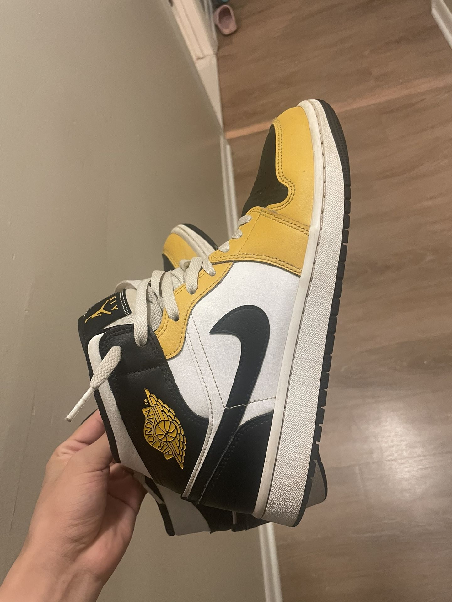 Air Jordan 1 Mid “Pollen/Black/White” (2021)